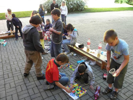 Mladší žáci sestavují výrobky z plastů